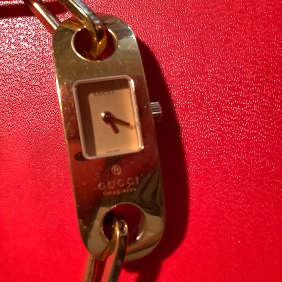Ladies Gucci 6100L Watch, band is 7 1/2” in length with an extra 1/2” link - Picture 2 of 9